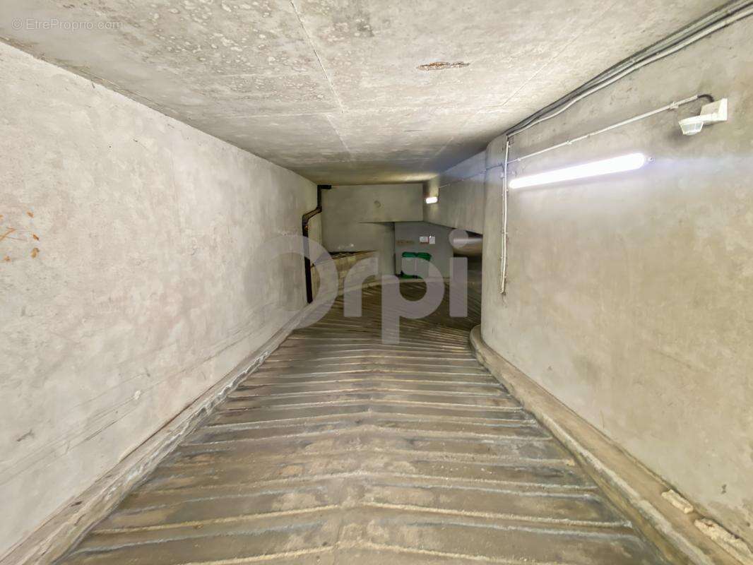 Parking à PARIS-20E