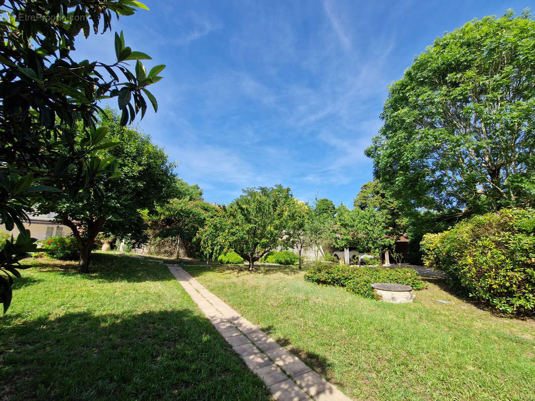 Maison bourgeoise 214 m2 en cœur de ville, avec piscine et jardin magnifique de 1300 m2. Garage, cave - photo 27