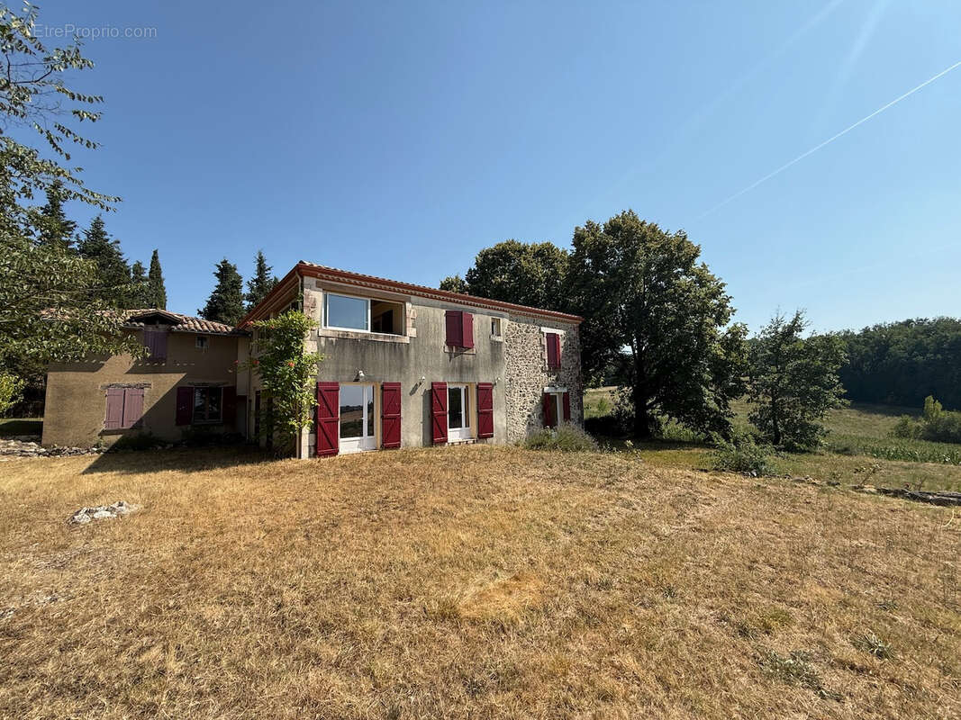 En pleine campagne, au calme, venez découvrir cette belle propriété de 250 m² habitables avec vue, sur un terrain de plus d'un h - photo 4
