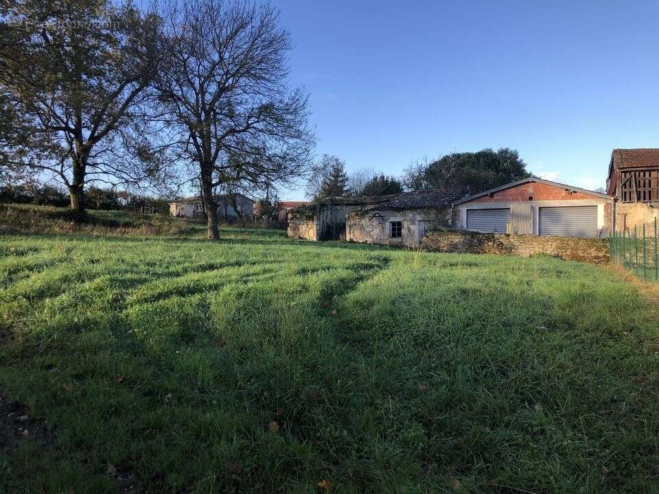 TERRAIN NON VIABILISE 686 m2 2ème ligne - Terrain à VERTHEUIL