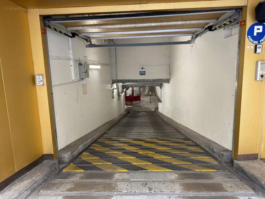 Parking à PARIS-2E