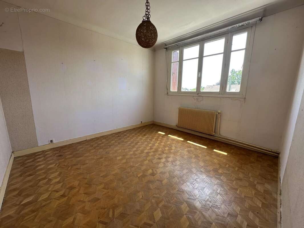 Maison à LE MESNIL-SAINT-DENIS