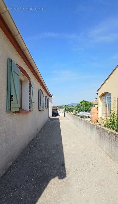 Agréable villa avec piscine chauffée et terrain de pétanque. - photo 9