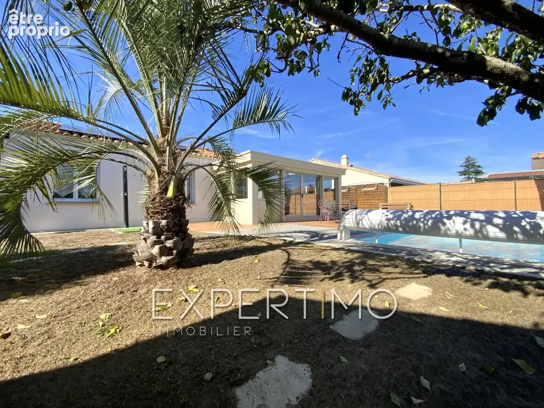 Maison indépendante de plain-pied, T5 de 98 m2, trois chambres, véranda, piscine. Proche commerces et plages - photo 17