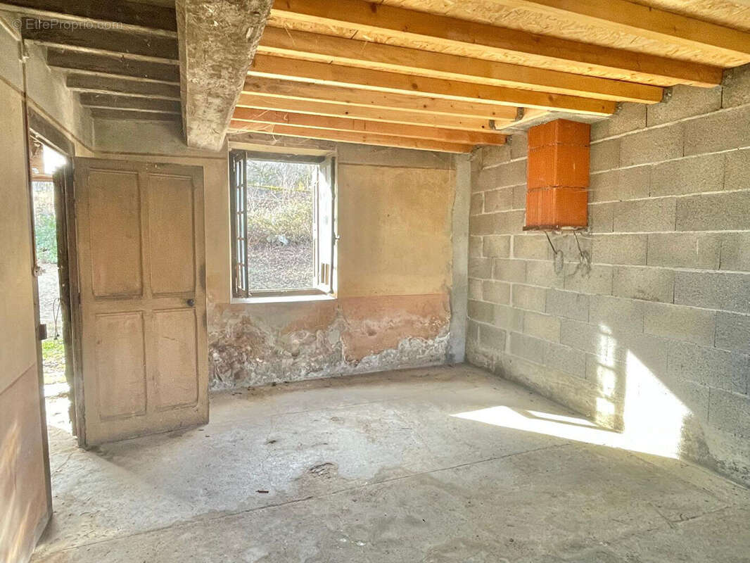 Maison de 90 m² à SAINT-CHEF (intérieur à rénover) - photo 7