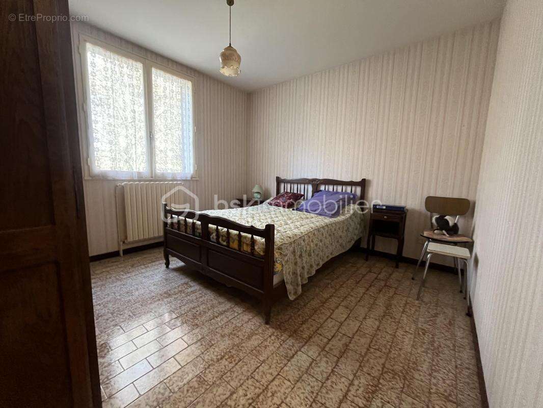 Maison à SAINT-PIERRE-DE-CHIGNAC