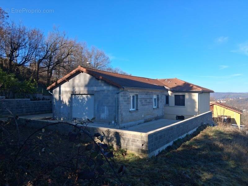 Maison à LE CHAMBON-FEUGEROLLES