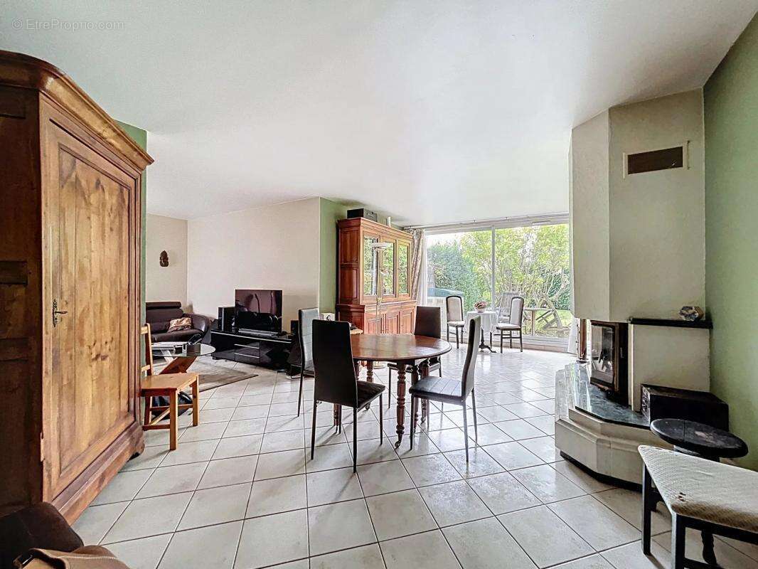 Maison à VOISINS-LE-BRETONNEUX