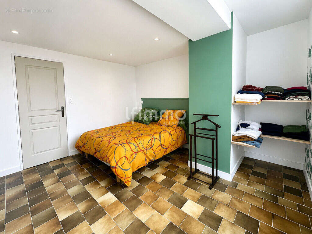 Maison à rafraichir de 103 m² – 33920 Saint-Yzan-de-Soudiac - photo 4