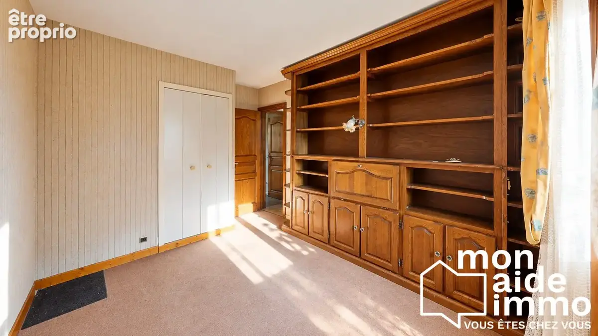 Chambre beige avec armoire