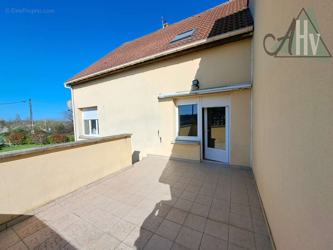 VILLEBOUGIS - Maison rénovée de 130 m2 avec 4 chambres, sous-sol et jardin. - photo 3