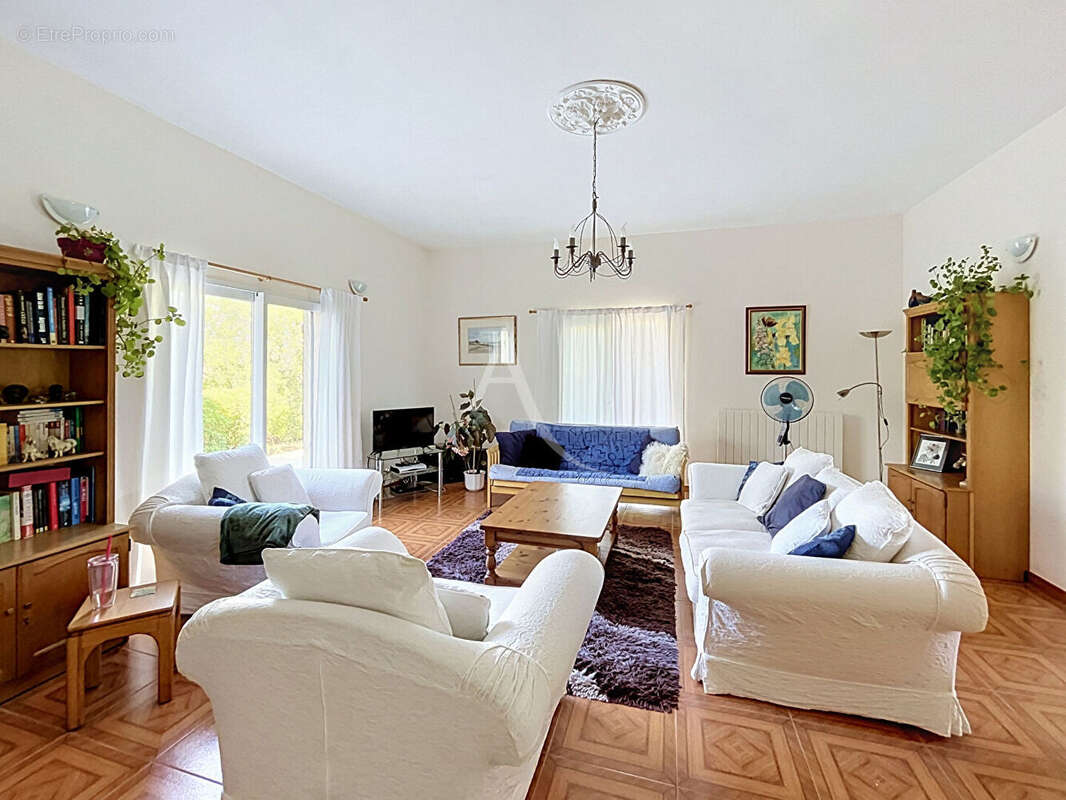 Maison plain pied de 229 m² avec 5 chambres, sous-sol complet, double garage et jardin clos à 3 minutes de Prayssac - photo 5