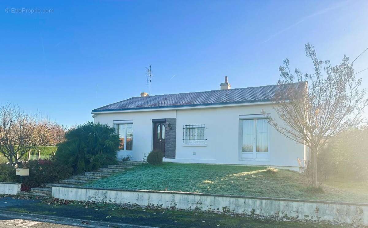 Maison à SAINT-MACAIRE-EN-MAUGES