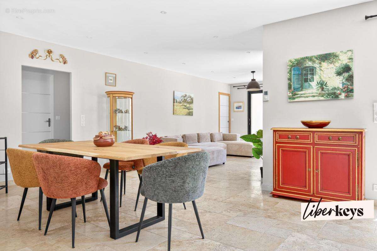 À vendre à Gordes – Élégante villa contemporaine avec piscine, garage et prestations haut de gamme - photo 6