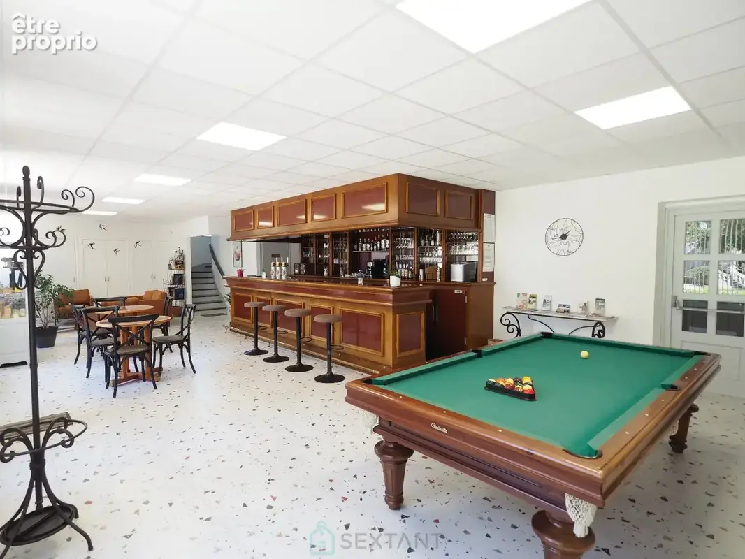 Un cadre atypique, une bâtisse en pierres récemment rénovée et équipée à neuf : Chambres d'hôtes, salle sports - fitness, espace - photo 4