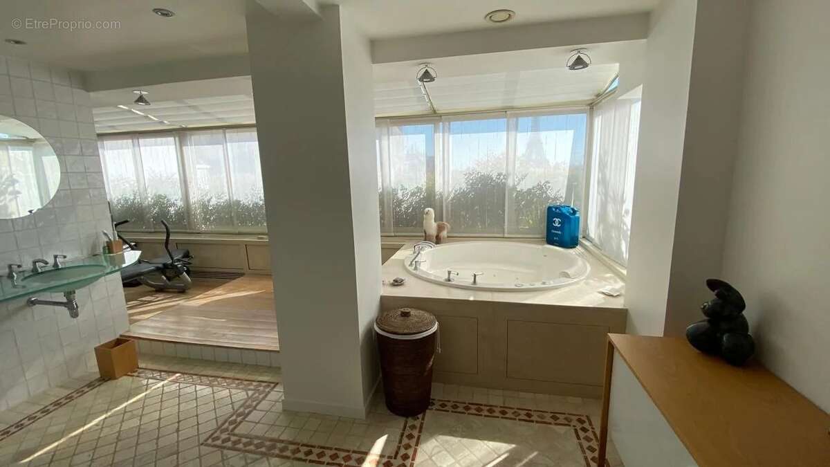 Appartement à PARIS-16E