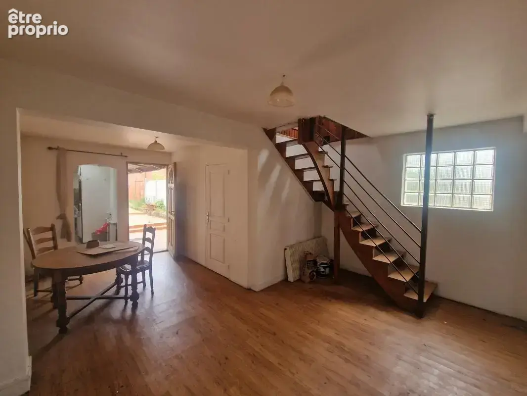 Maison à rénover en fond de parcelle de 240m² de terrain. Idéalement située à moins de 10 minutes à pied de la gare, cette maiso - photo 6