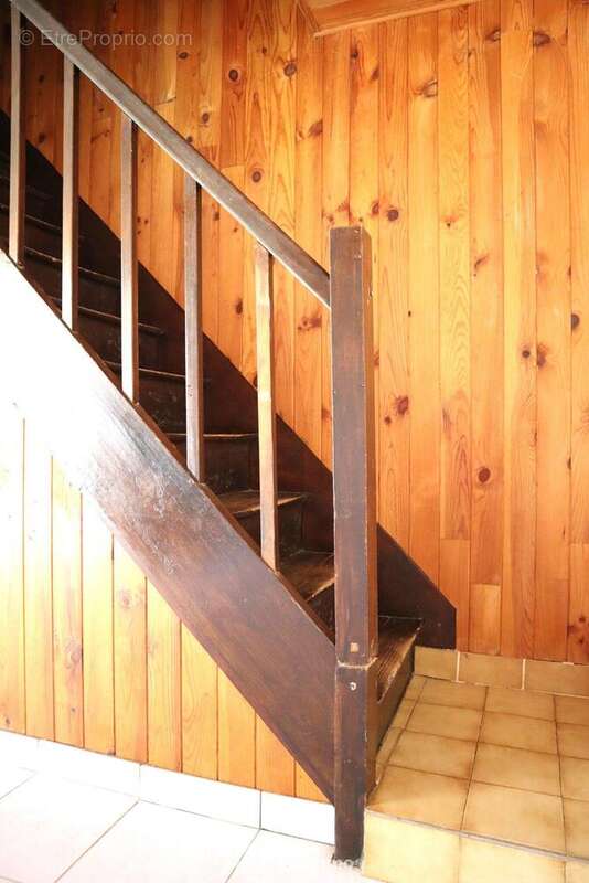 Depuis le salon, l'escalier mène au palier. - Maison à CHAUVIGNY
