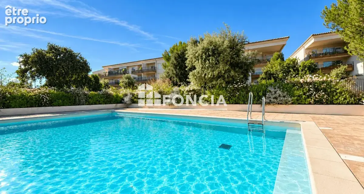 Exclusivite – appartement 3 pièces avec grande terrasse, double garage, parking et piscine - photo 1