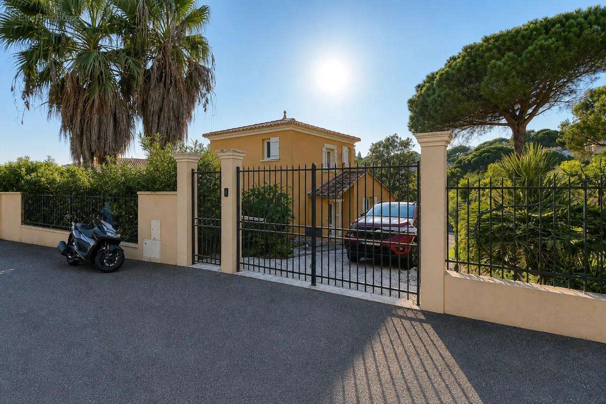 Maison à ROQUEBRUNE-SUR-ARGENS