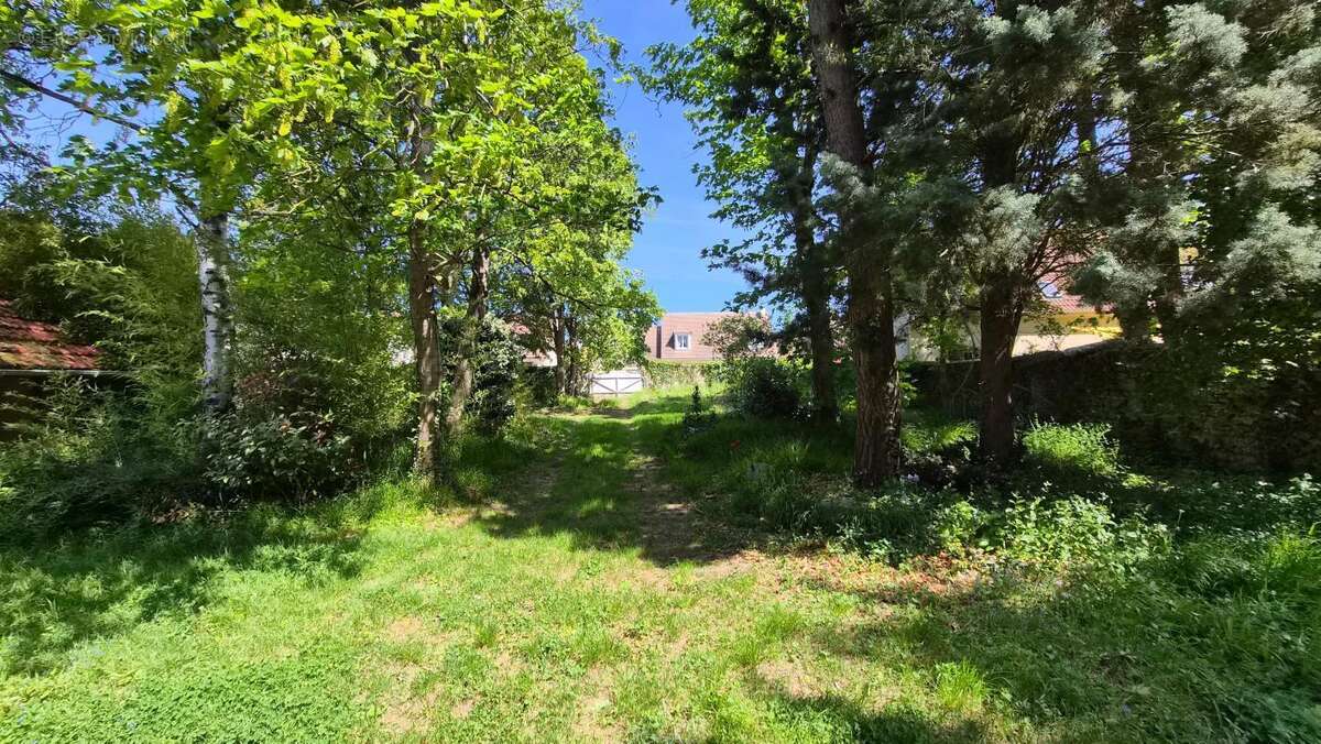 T10, 285 m², combles 100 m², dépendances, terrain 1124 m² - photo 3