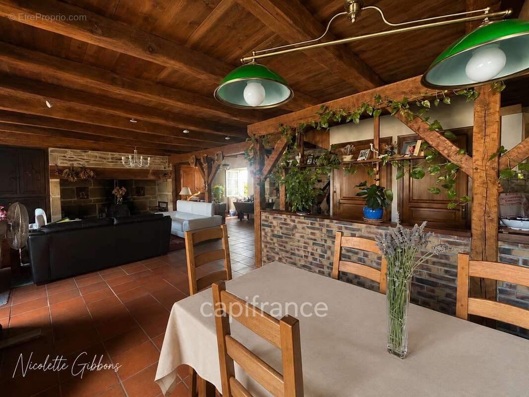 Jolie maison en pierres avec petites dépendances - photo 5