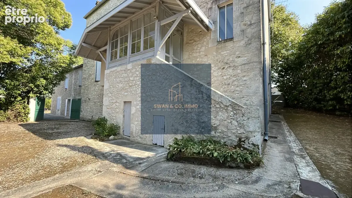 L'élégance d'une demeure de caractère, le privilège d'un domaine au cœur du village - photo 4