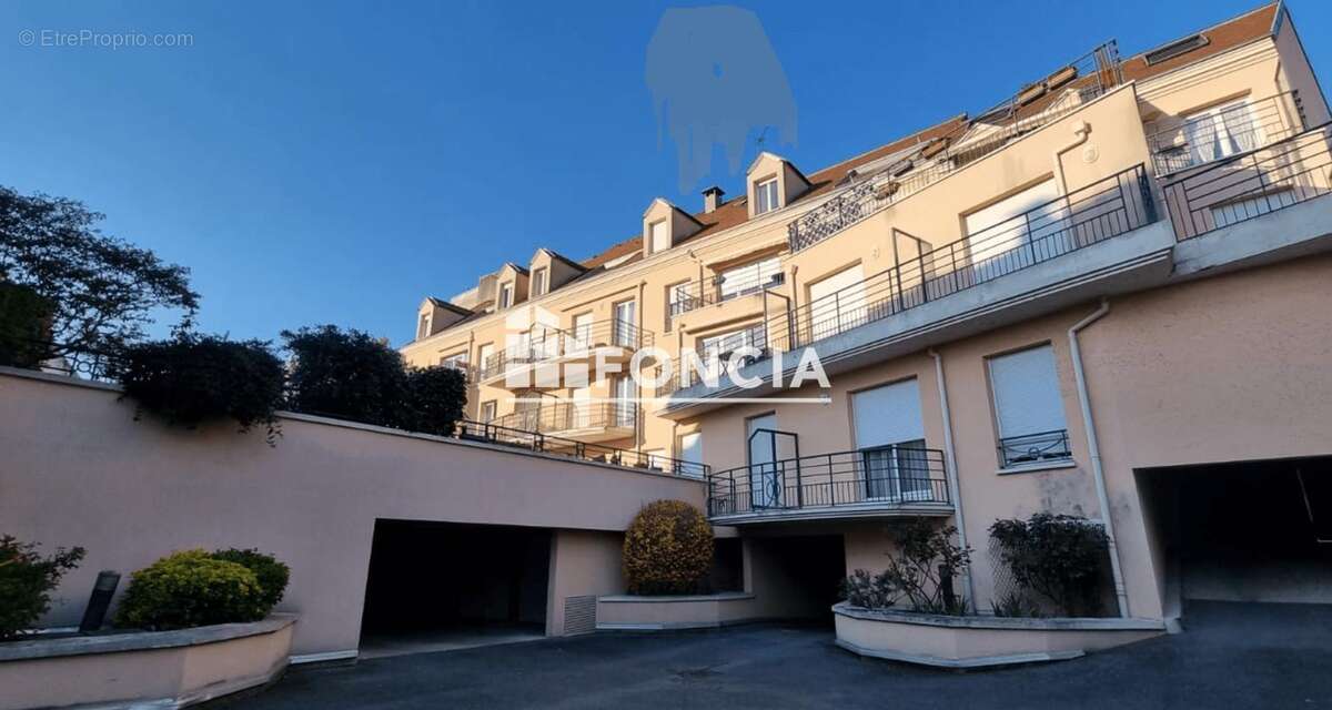 Parking à SAINT-LEU-LA-FORET