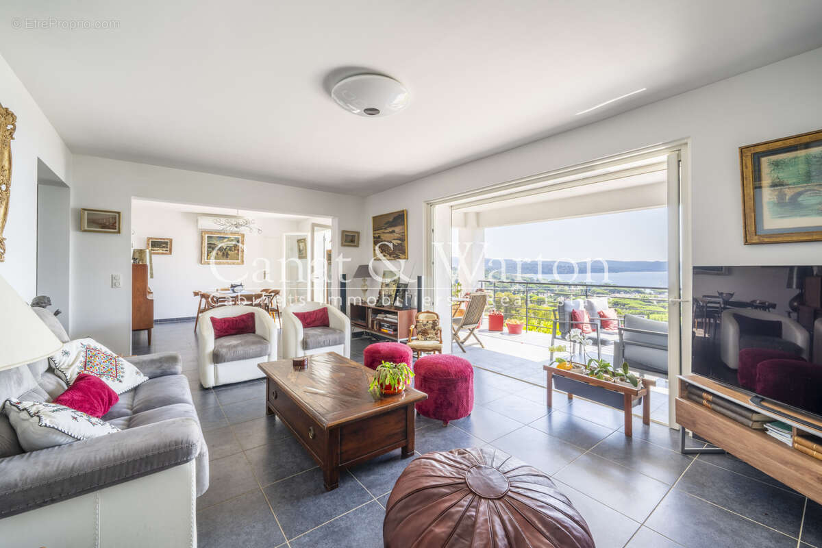 Vue panoramique sur la baie de cavalaire: villa rénovée avec piscine - photo 3