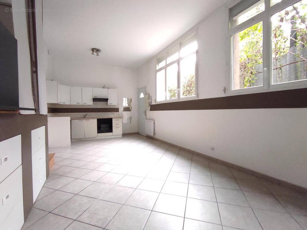   - Appartement à VILLEURBANNE