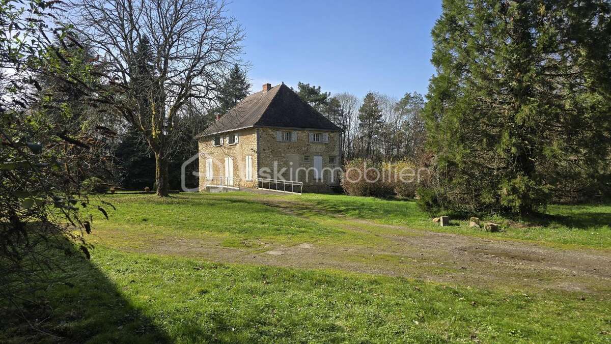 Ensemble immobilier, maison de 178 m², maisonnette, granges, petits toits, terres et étang - photo 6