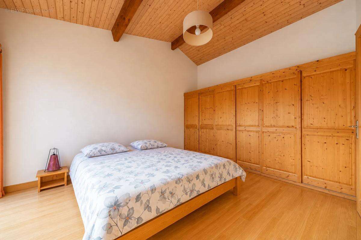 Maison lumineuse de 196 m² à Cubzac-les-Ponts - photo 10