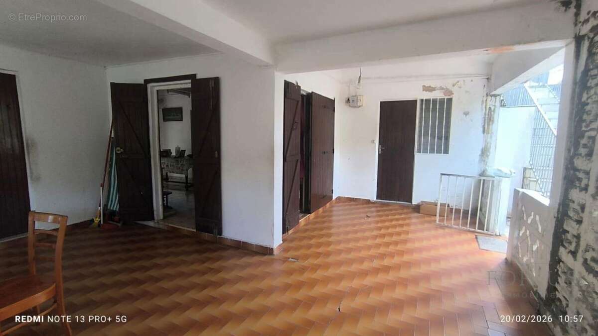 A VENDRE : maison T5 + T2 sur un terrain de 2000 m² - photo 2