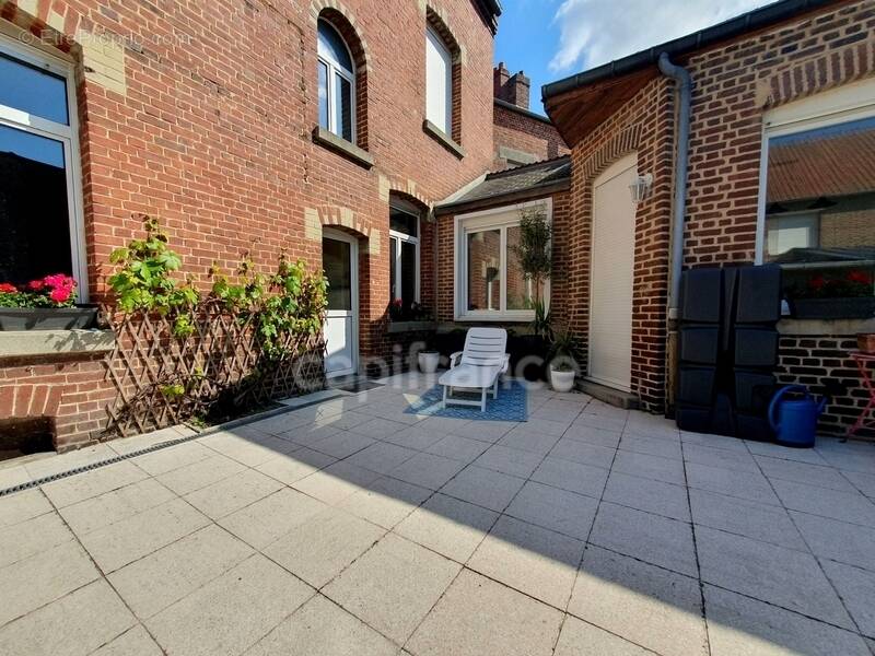 Albert – Élégante maison bourgeoise de 230 m² avec garage, cave et extérieur sans vis-à-vis - photo 1