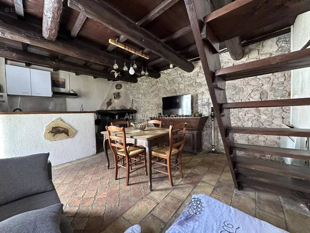 Maison à LAMBRUISSE