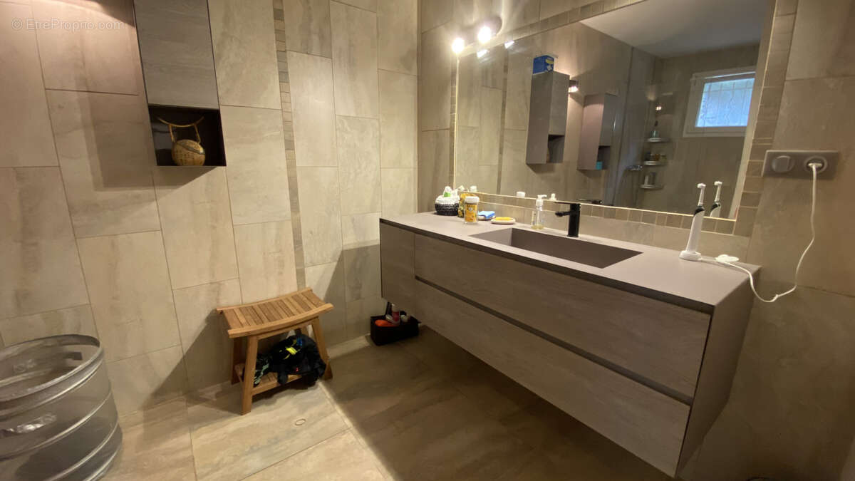 Superbe maison de 150 m2, T5/6, sur un terrain arboré de 4 200 m2 avec dépendance en pierre, piscine et garage - photo 12