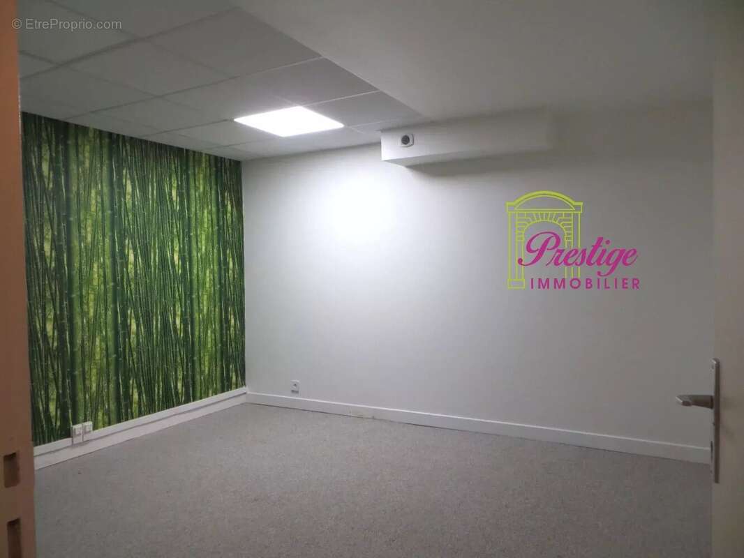 Commerce à LE MESNIL-LE-ROI