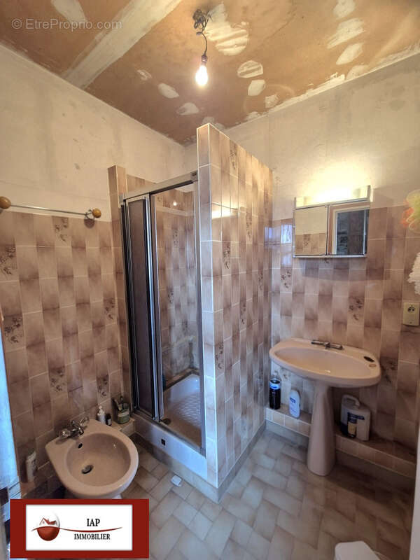 Maison ancienne de caractère avec dépendances - photo 12