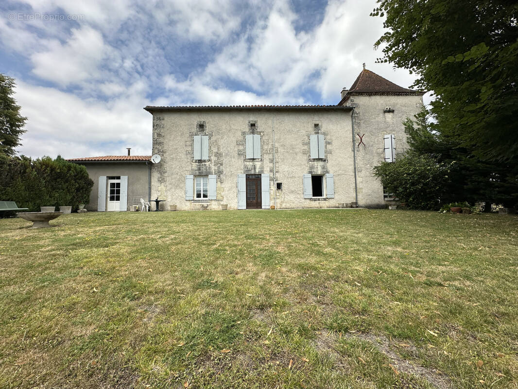 Maison à SAINT-QUENTIN-DE-CHALAIS