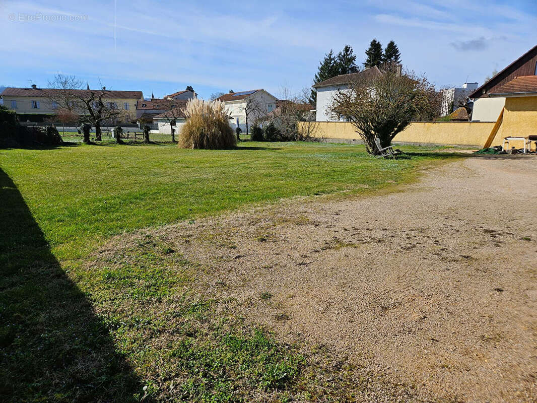 Terrain à BOURGOIN-JALLIEU