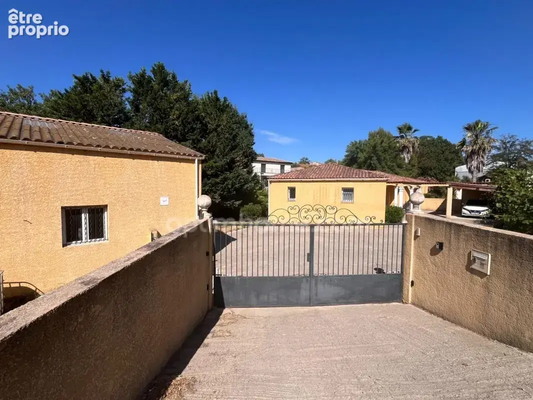 Maison de plain-pied 155 m² avec garage de 92m2, piscine et terrain arboré à MONTAGNAC (34) - photo 14