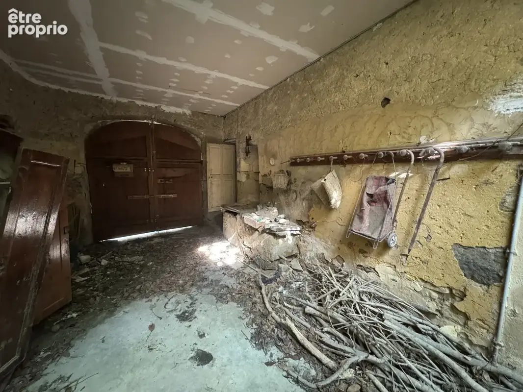 Maison de village de caractère avec cour, terrasse et dépendance, à rénover entièrement - photo 14