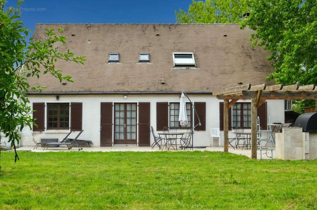 Maison à LE MESNIL-SAINT-DENIS