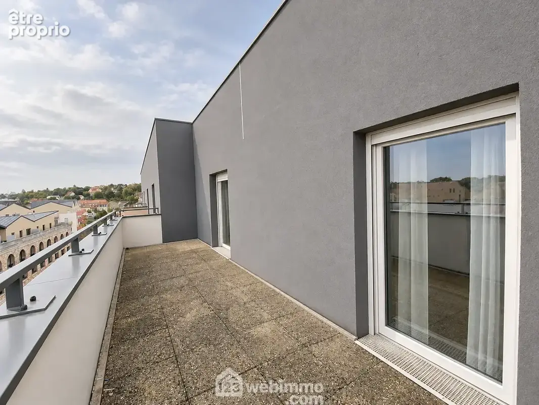Sortons découvrir la terrasse exposée OUEST