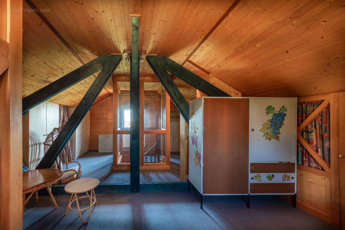 HURIGNY – Chalet suisse d'exception de 110m² sur 2 400 m² de terrain sans vis-à-vis – Fort potentiel de rénovation ! - photo 17