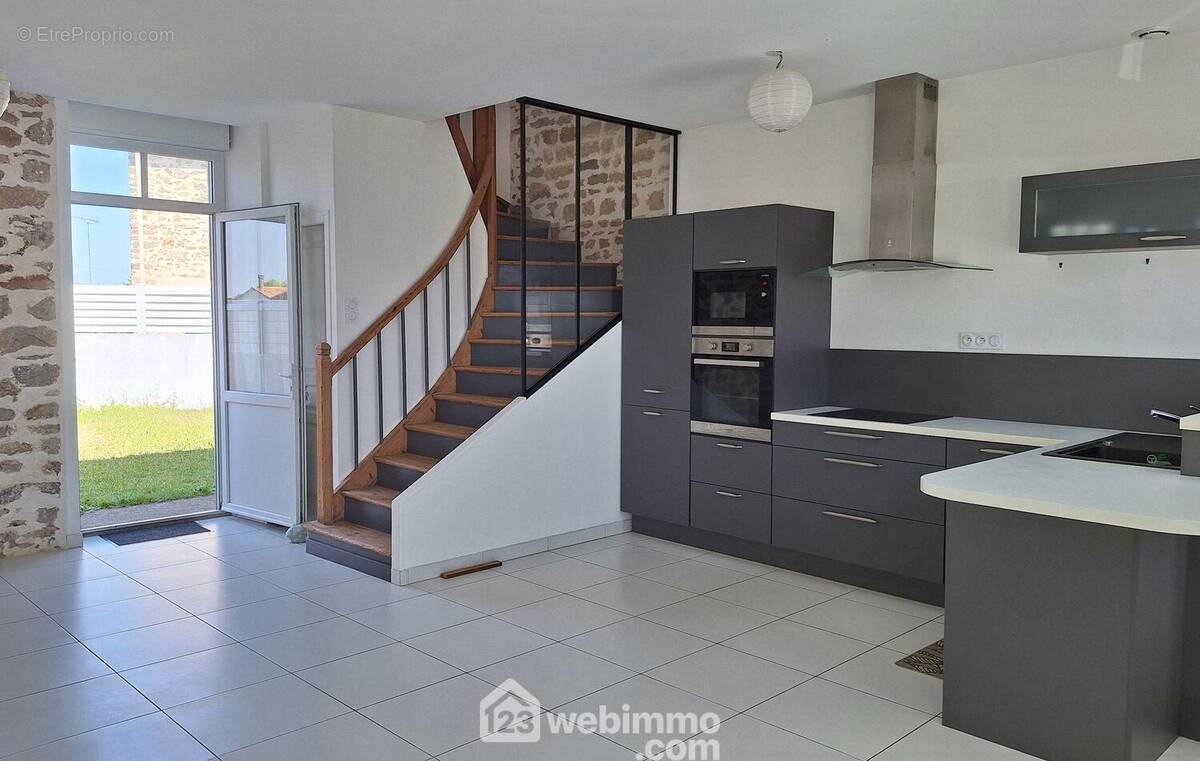 Séjour/Cuisine équipée - Maison à AVRILLE