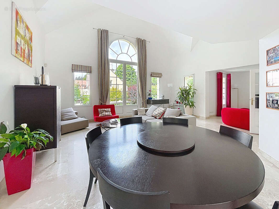 Villa 196m2 4 chambres séjour cathédrale jardin 1043m2 - Santeny - photo 4