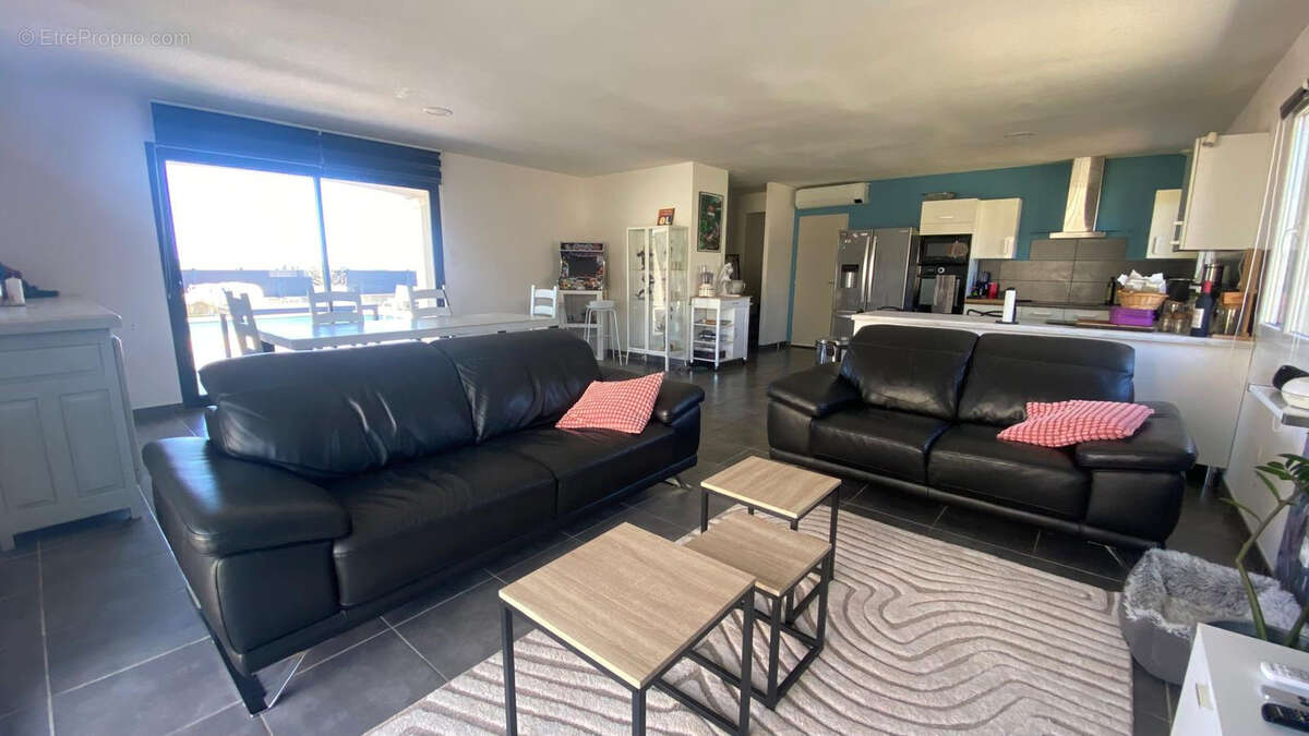 A vendre villa T5 de 158 m2 avec garage et piscine sur une parcelle de 1060 m2 à Narbonne - photo 4