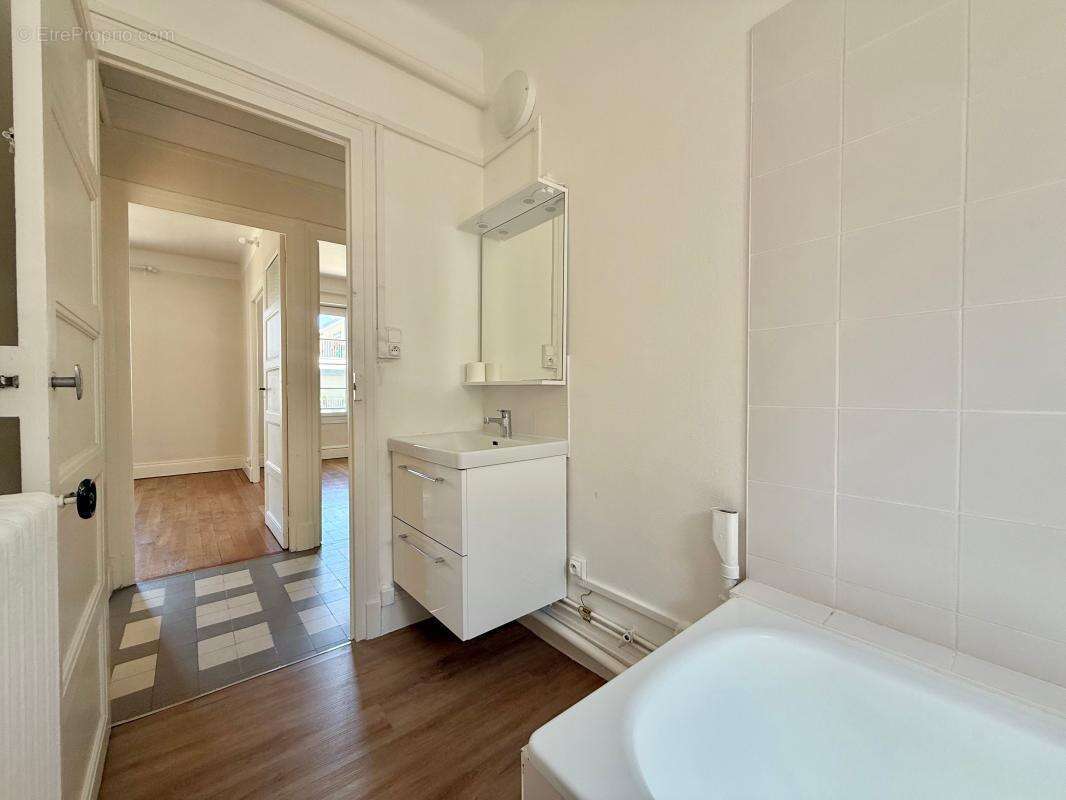 Appartement T3 avec cave et grenier, propre, stationnement aisé - photo 16