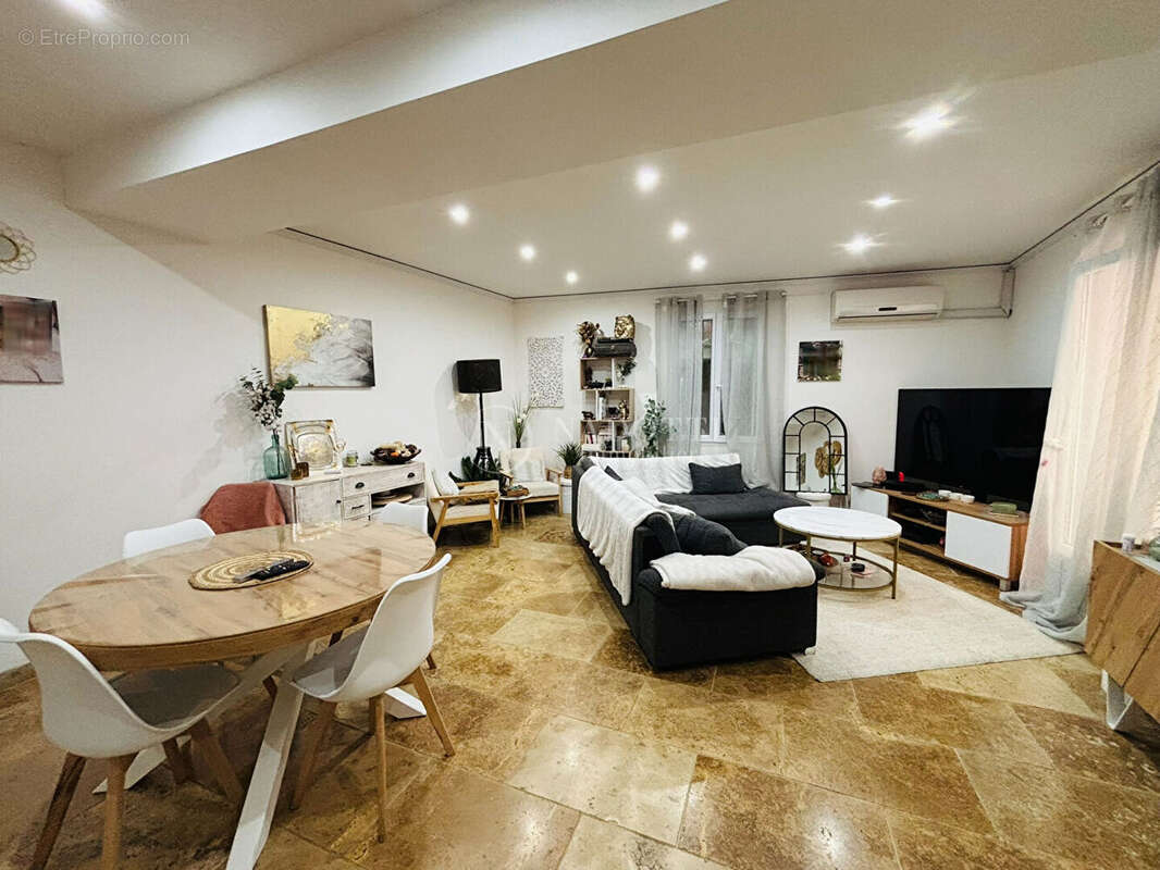 À Vendre  Maison de Ville Rénovée avec Fort Potentiel au Centre de Cavaillon - photo 2